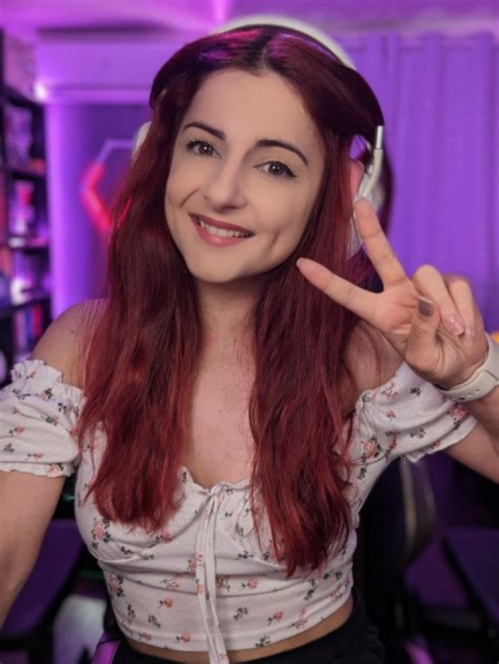  Anniefuchsia