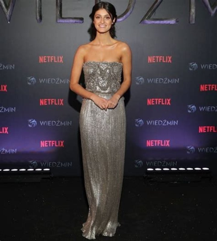 Anya Chalotra Height, Weight, Net Worth, Age, Birthday, Wikipedia, Who, Nationality, Biography