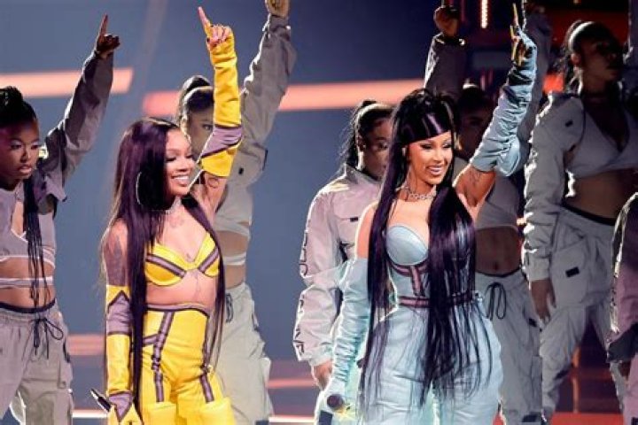 
Cardi B Delivers Show-Stopping Performance of ‘Tomorrow 2’ Remix with Rapper GloRilla at 2022 AMAs 