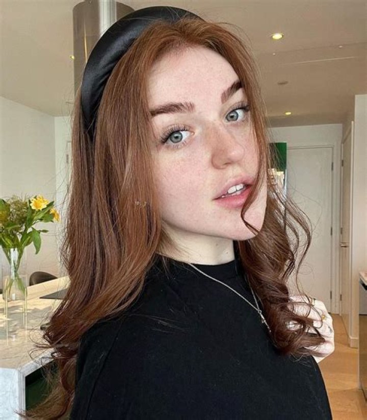 Did The British Youtuber Eleanor Neale Lose Weight? Find Her Career Earnings And Net Worth 2022
