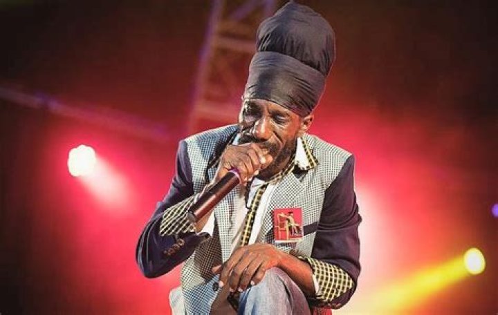 
Sizzla Calls For Vybz Kartel, Ninjaman Freedom, Performs Buju Banton’s ‘Boom Bye Bye’ 
