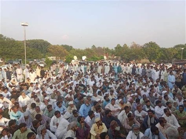 
Thousands of disgruntled farmers paralyse Islamabad 