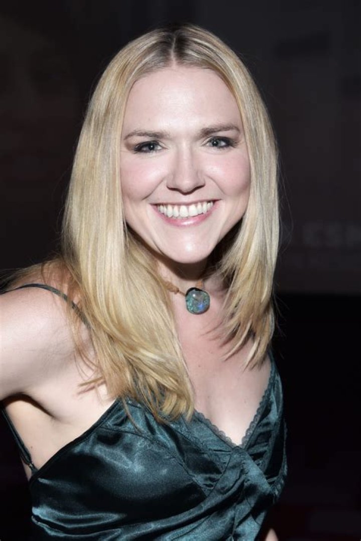 
Who is Dominique Swain? Husband, Net Worth, Measurements 