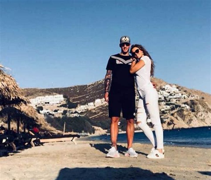 
Who Is Raquel Dominguez? Meet Santi Mina’s Novia On Instagram 