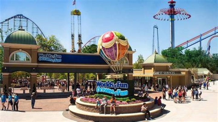 
“Why can’t yall just act right”: Kansas City amusement park fight involving 100 teens leaves the internet shocked 